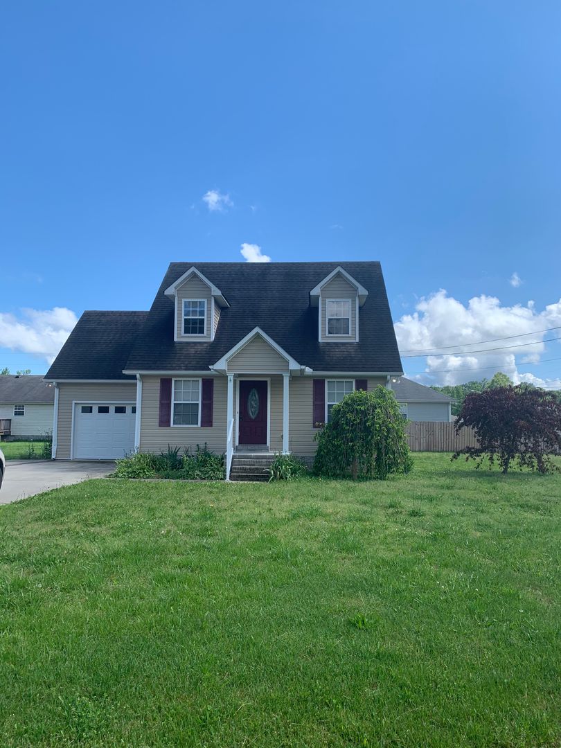  3 Bedroom in GREAT LOCATION in the Center of Town!