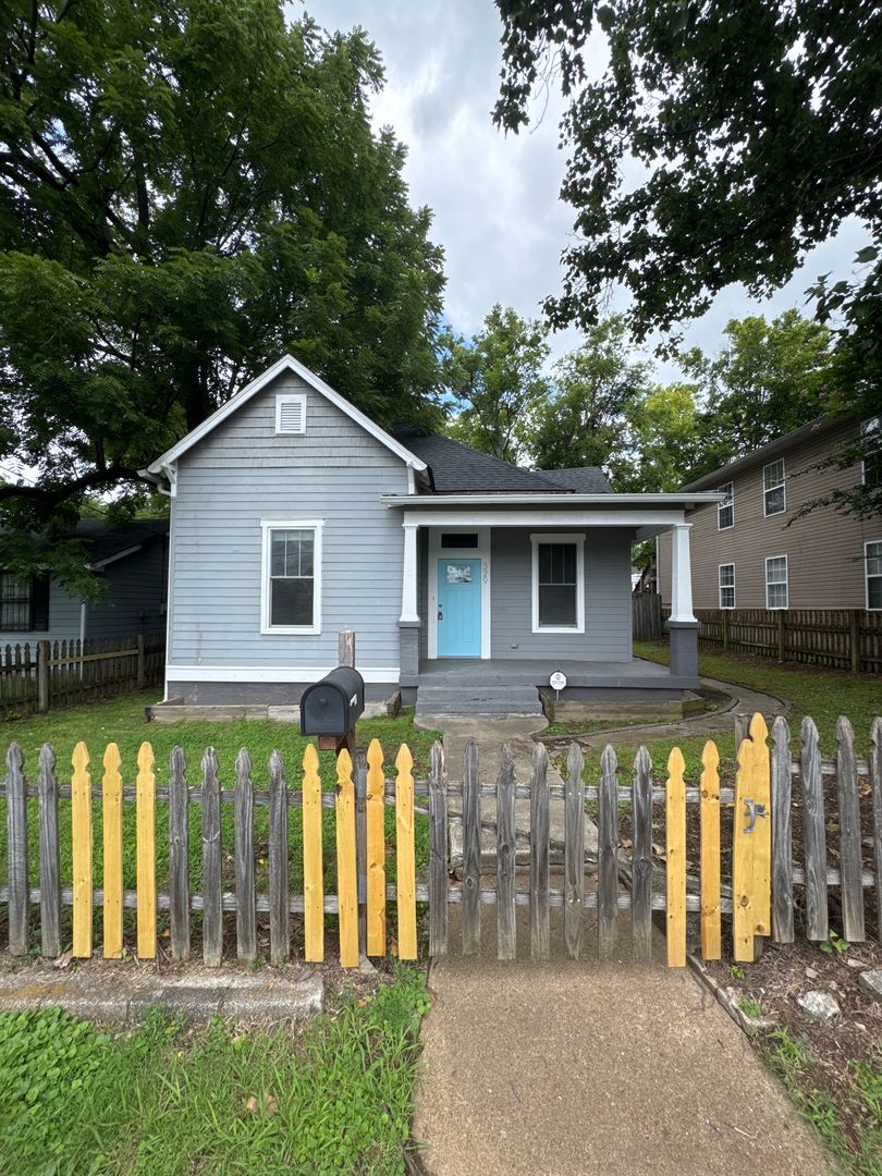 Nashville House: 329 Cleveland St
