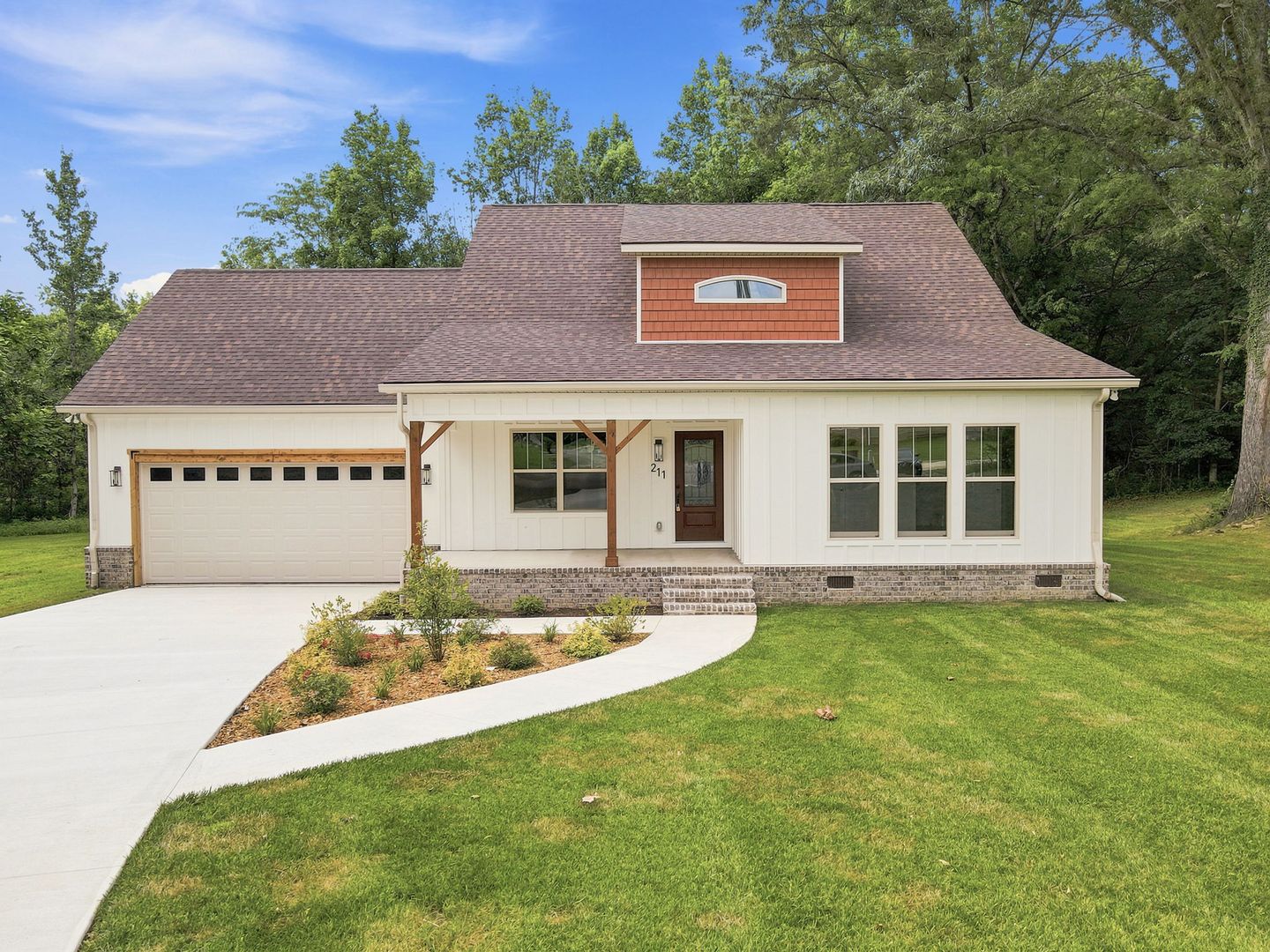 Decherd House: 211 Majestic Drive