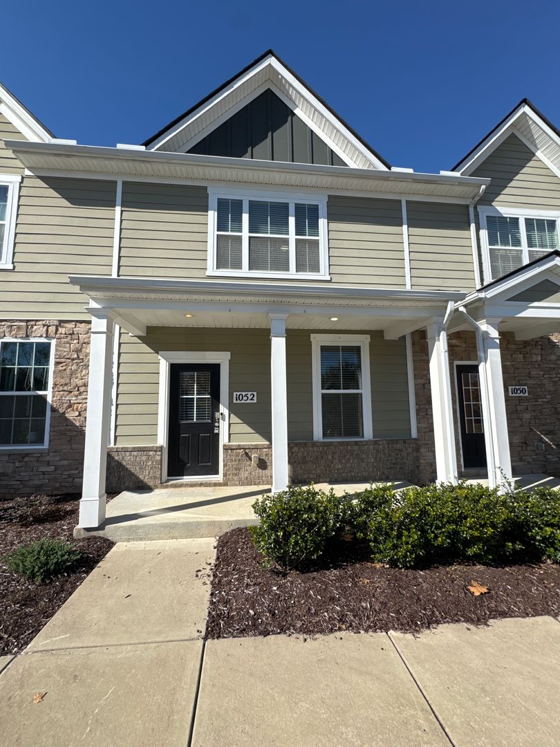 Lebanon House: 1052 Woodbridge Blvd