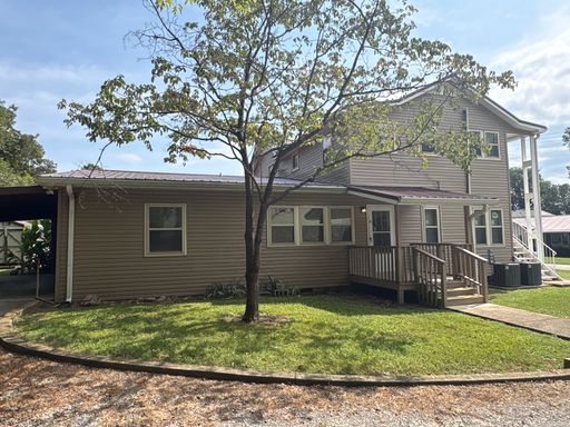 Spacious 3 Bedroom Apartment with Covered Parking!