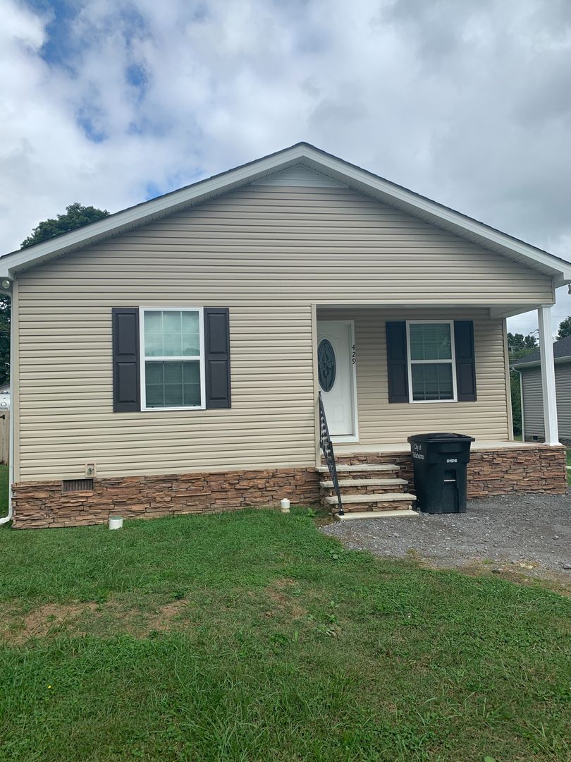 Tullahoma House: 429 Oakwood Rd