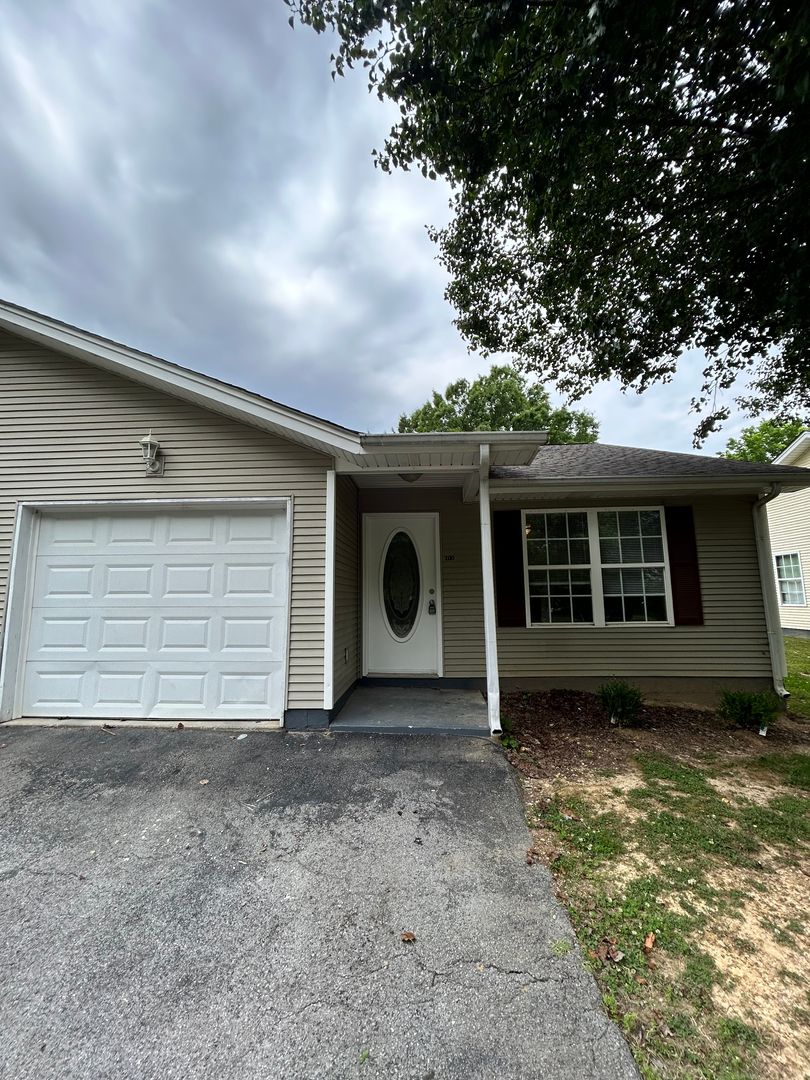 Rossville Townhome: 108 Biltford Ave