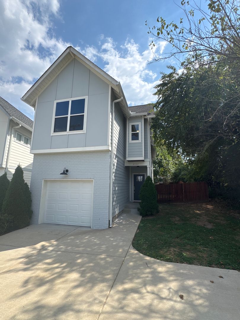 Nashville House: 2332 Oak Ct