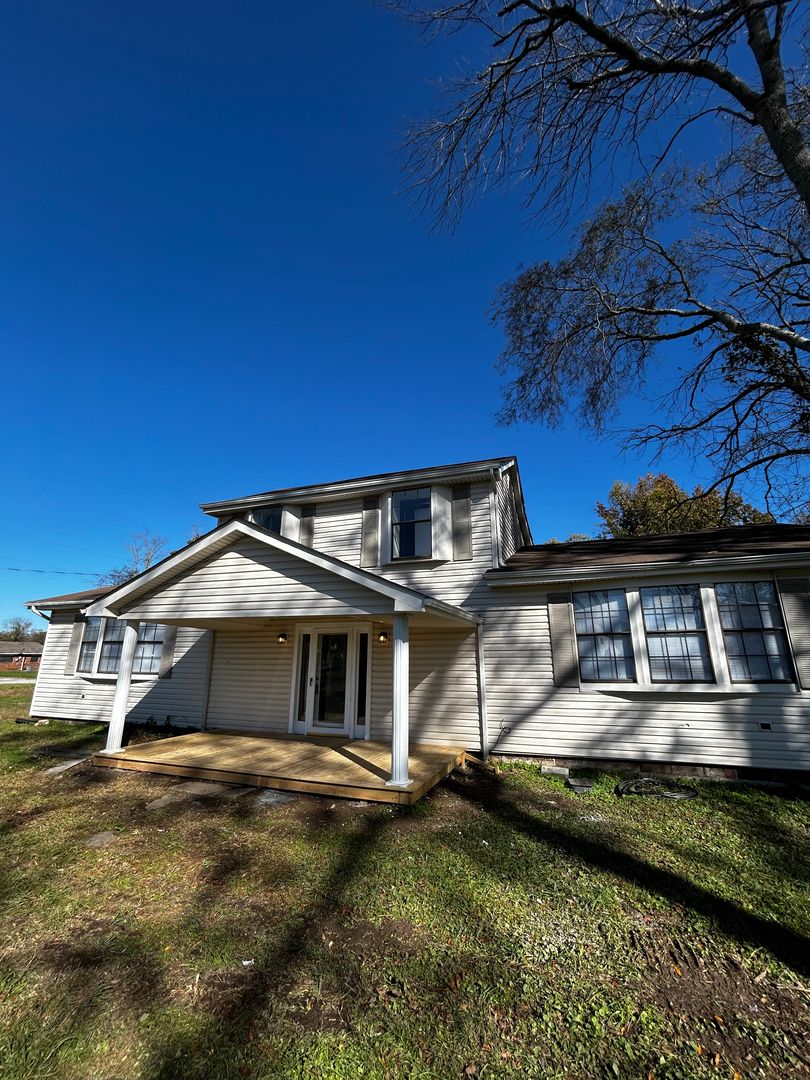 Rossville House: 61 Red Bud Avenue