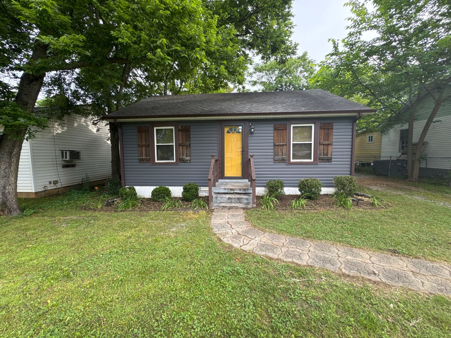 Madison House: 321 Hickory St