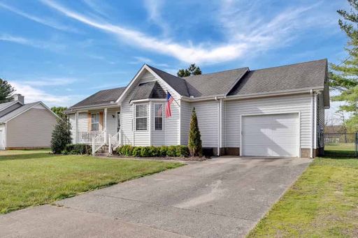 3-Bedroom Murfreesboro Home with Fenced Backyard & Garage! – photo 1