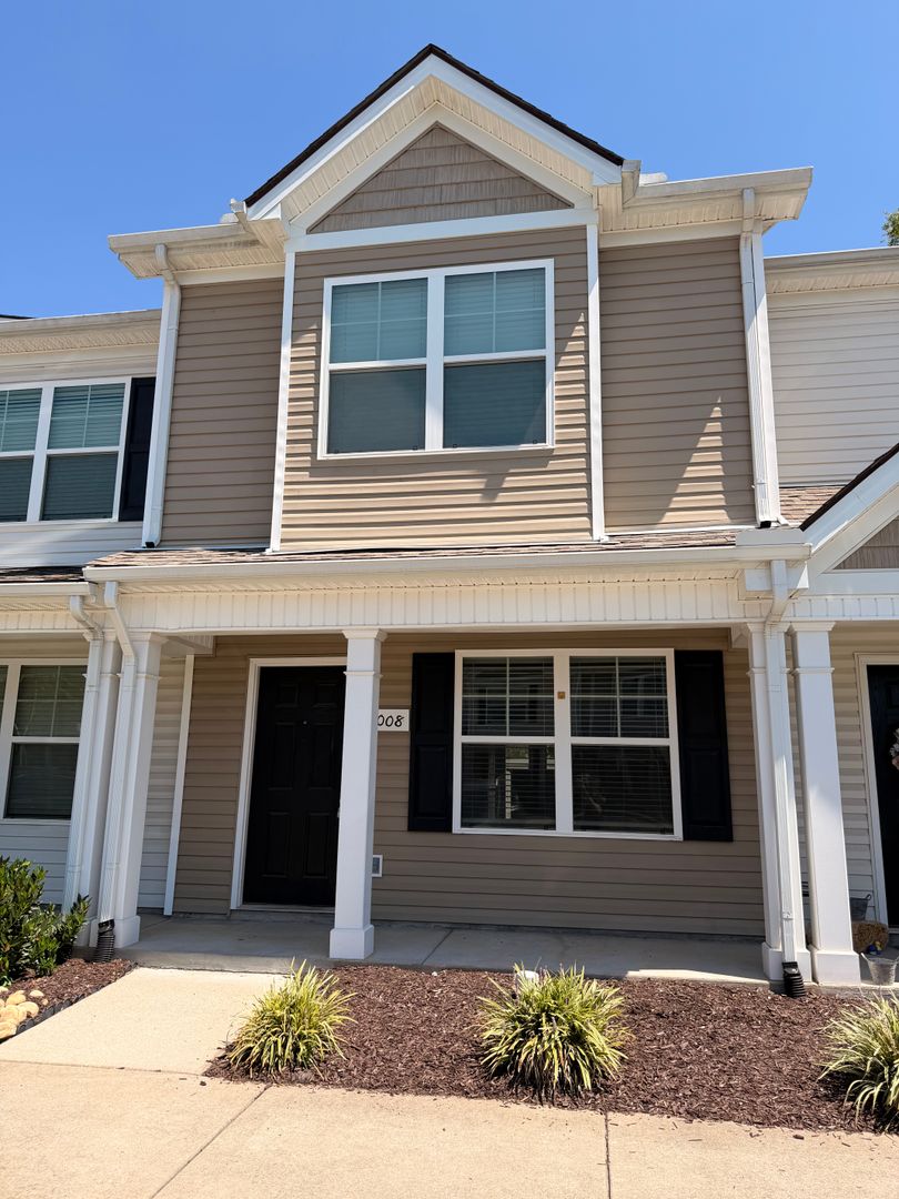 Murfreesboro House: 1008 Tradition Trail