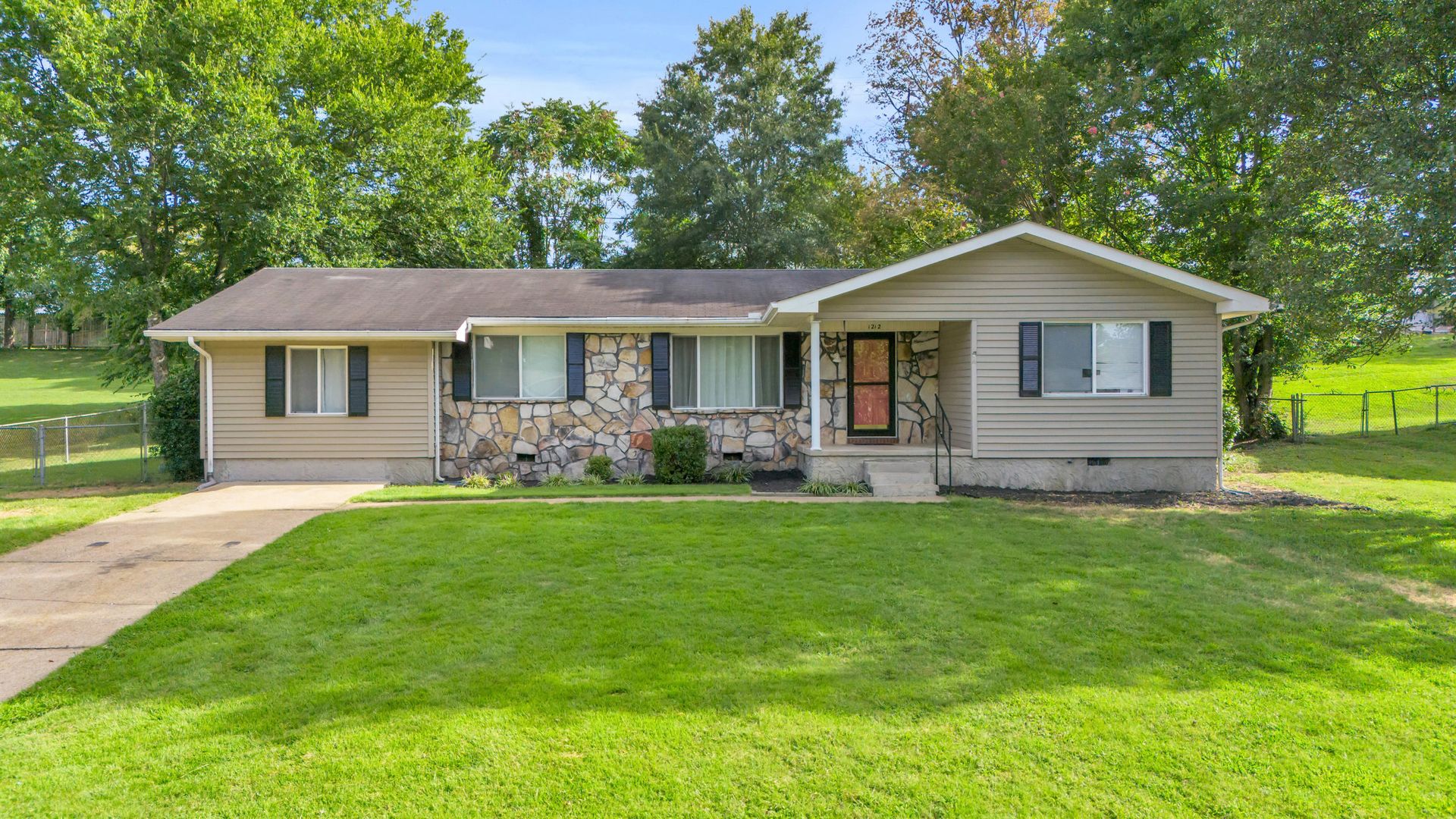 Hixson House: 1212 Helena Dr.