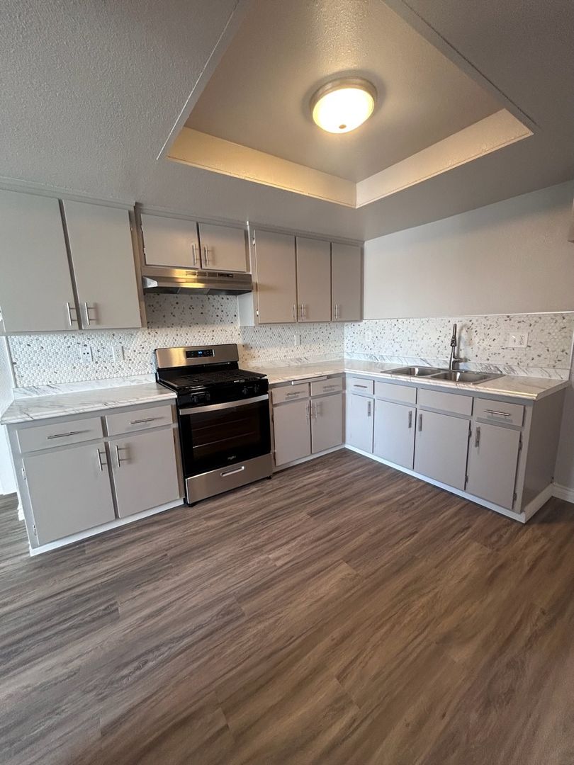 Vista Apartment: 1954-1944 West Drive