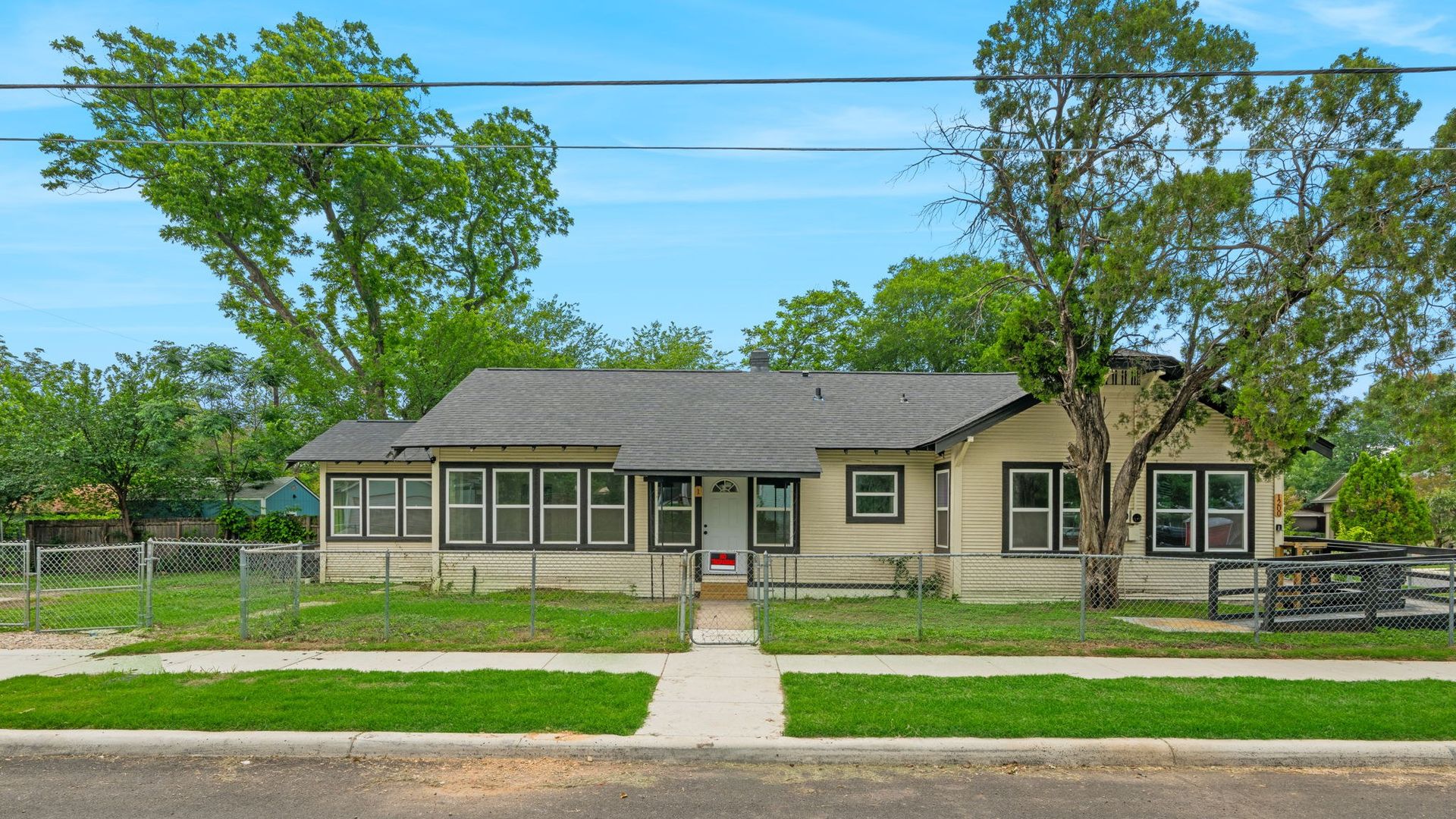 San Antonio Apartment: 1200 W Magnolia Ave