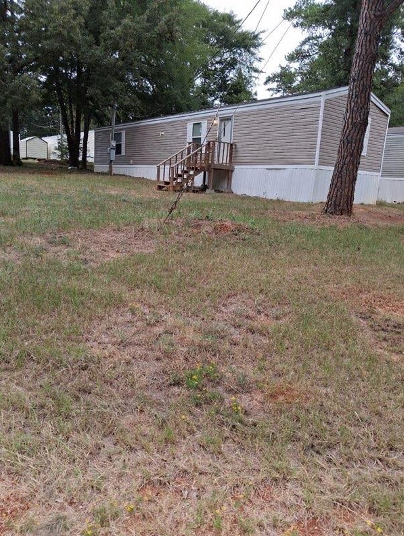 Whitehouse Apartment: 602 W Main St