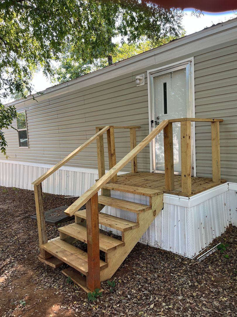Whitehouse Apartment: 602 W Main St