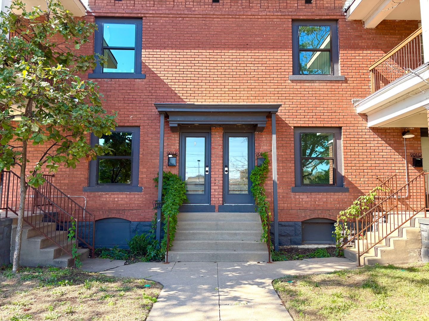 Hutchinson Apartment: 901 N Washington Street