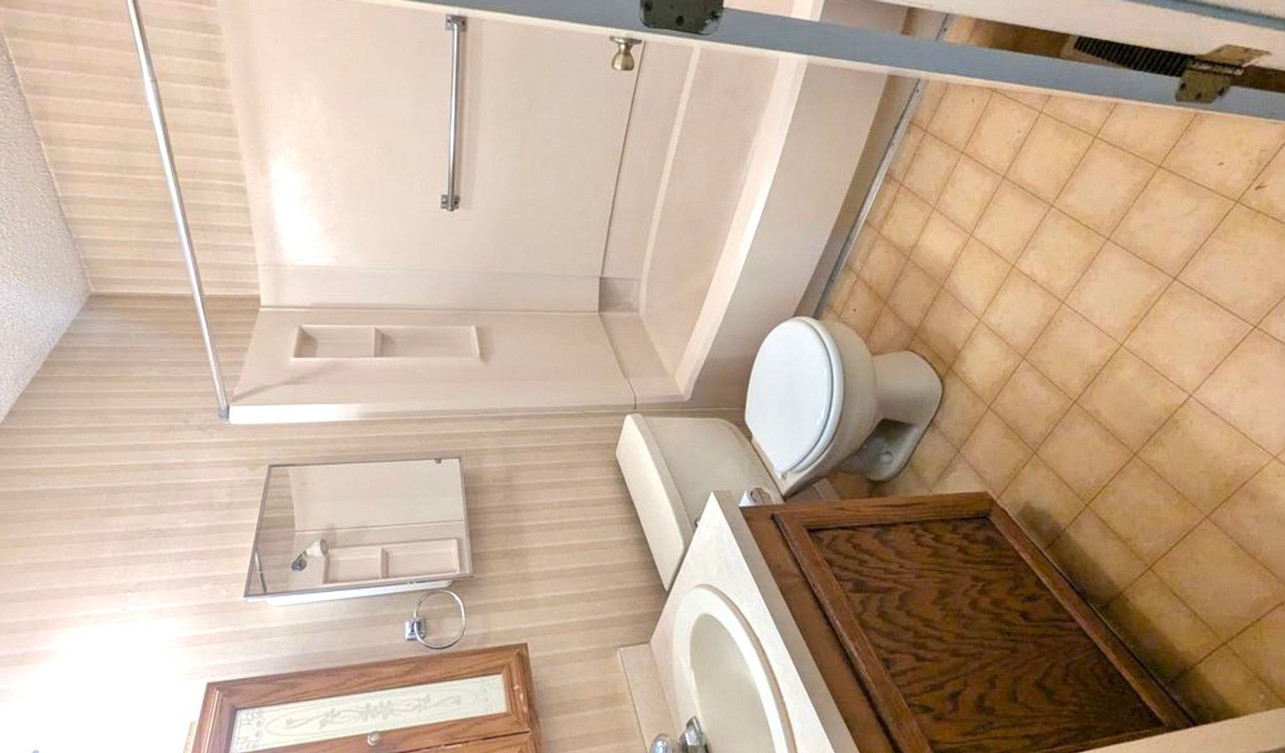 Hutchinson Apartment: 1701 E 24th Ave