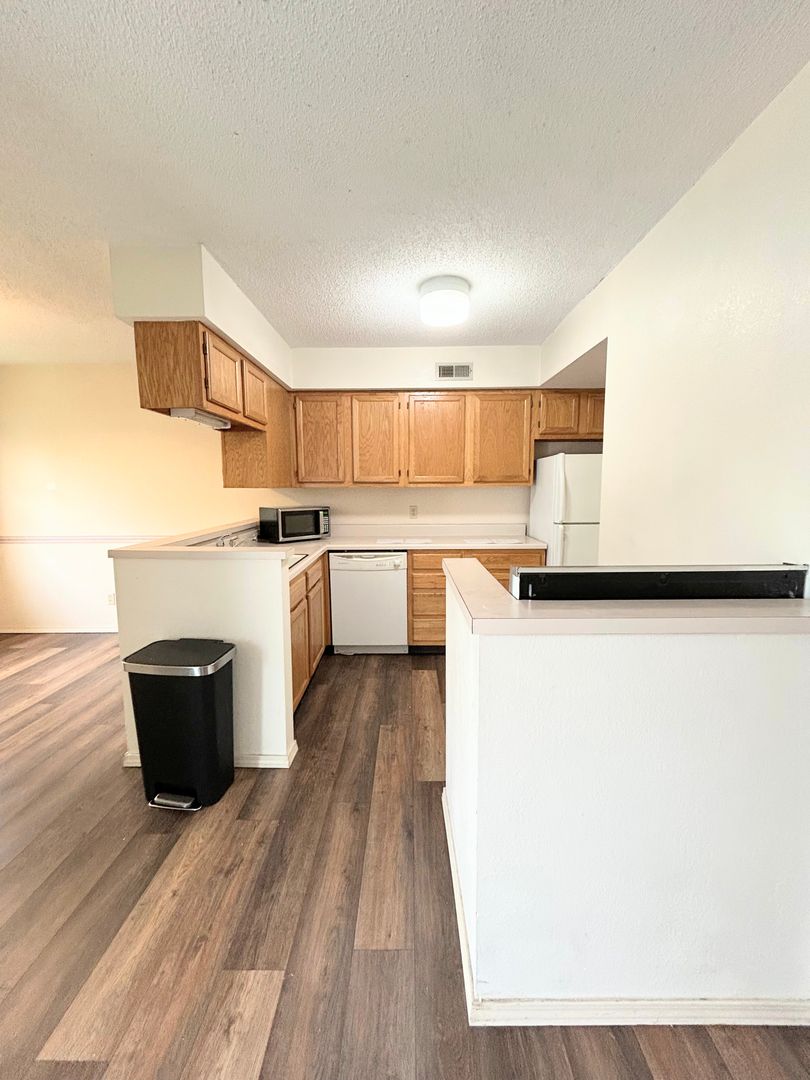 Hutchinson Apartment: 1712 E 24th Ave