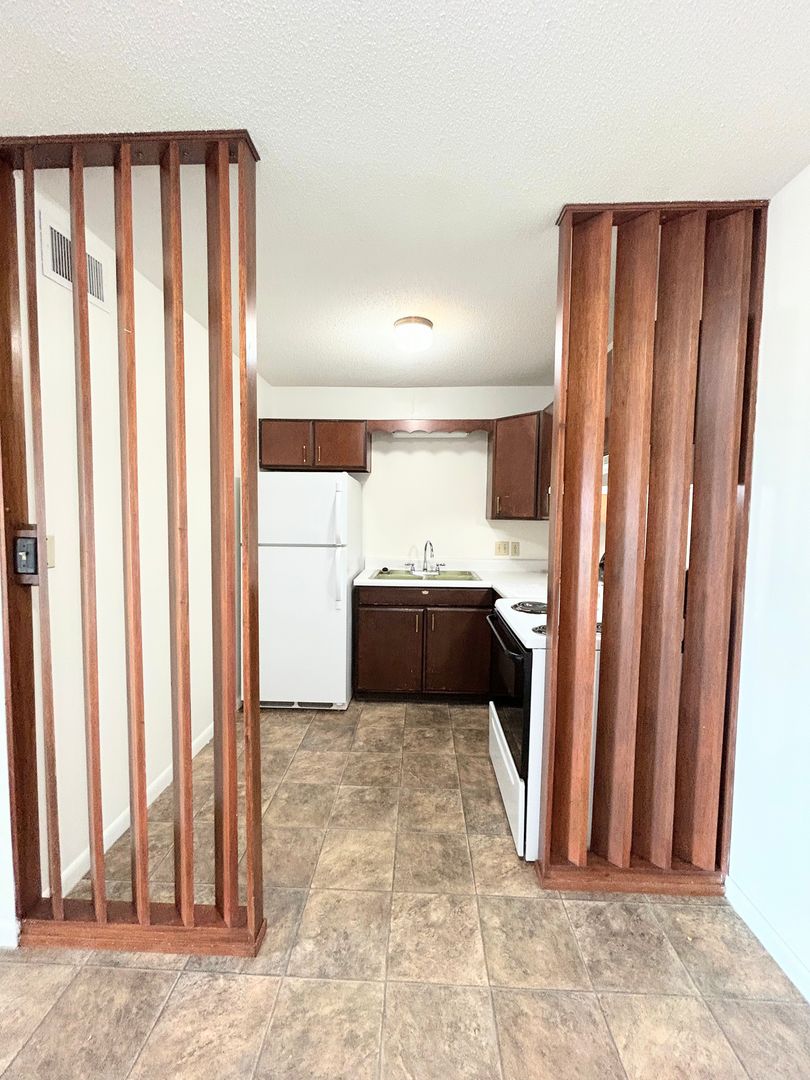 South Hutchinson Apartment: 103 E 7th Ave