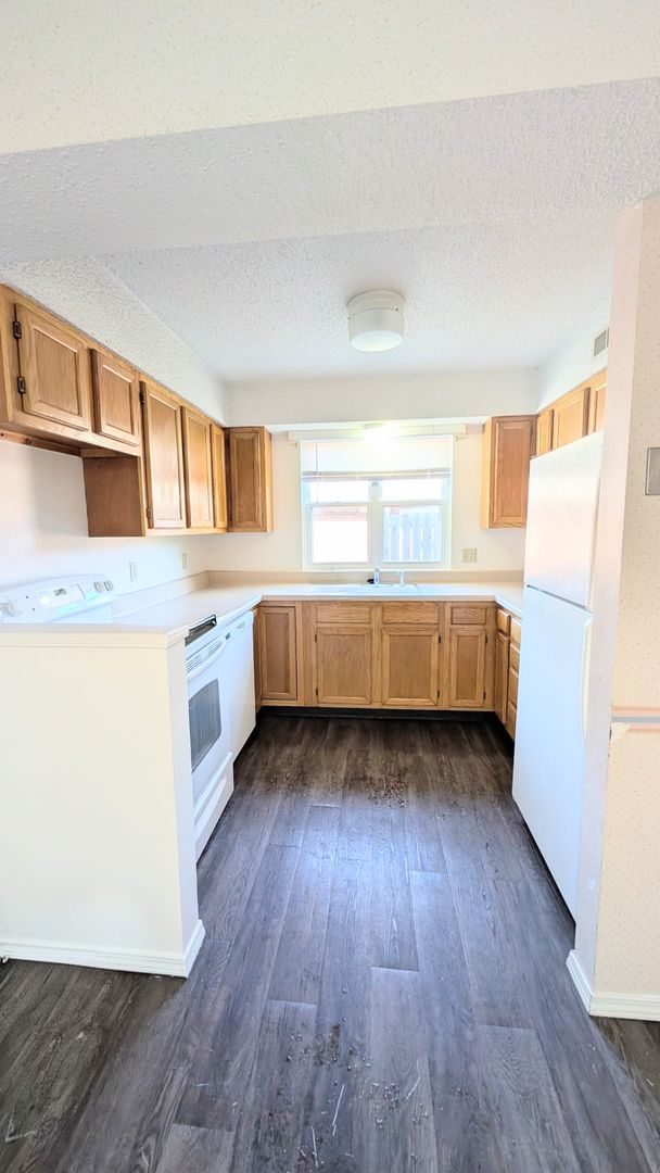 Hutchinson Apartment: 1704 E 24th Ave