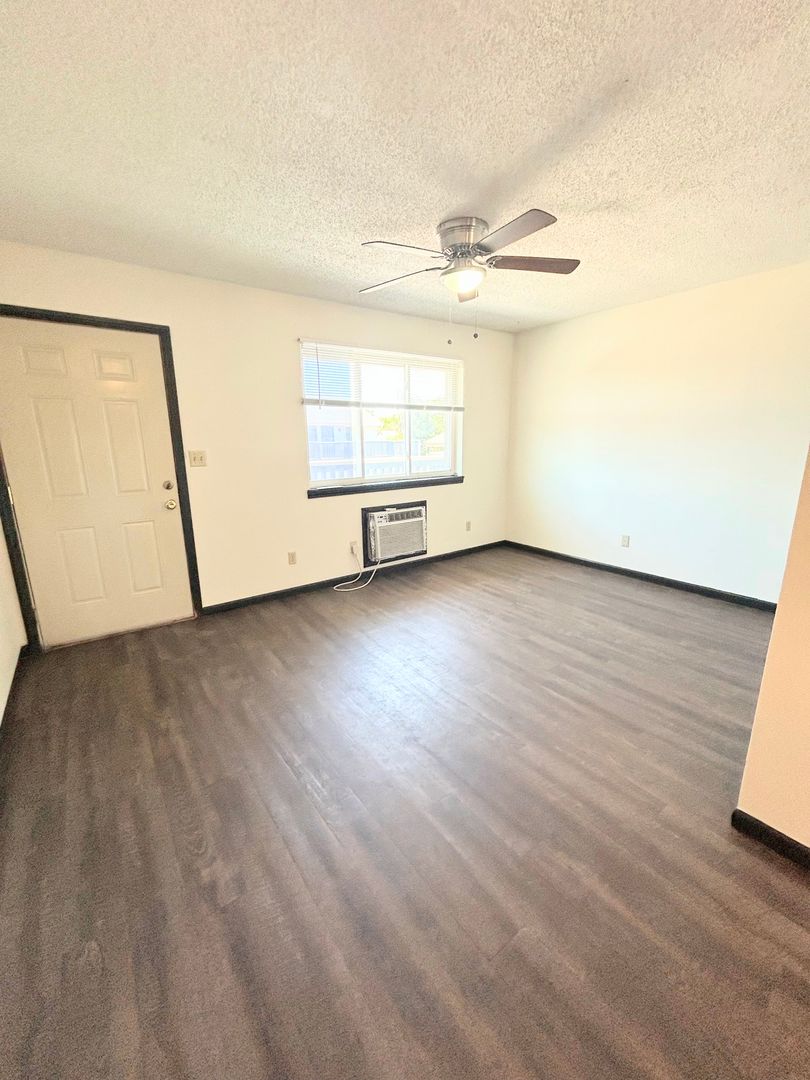 Hutchinson Apartment: 900 E 11th Ave