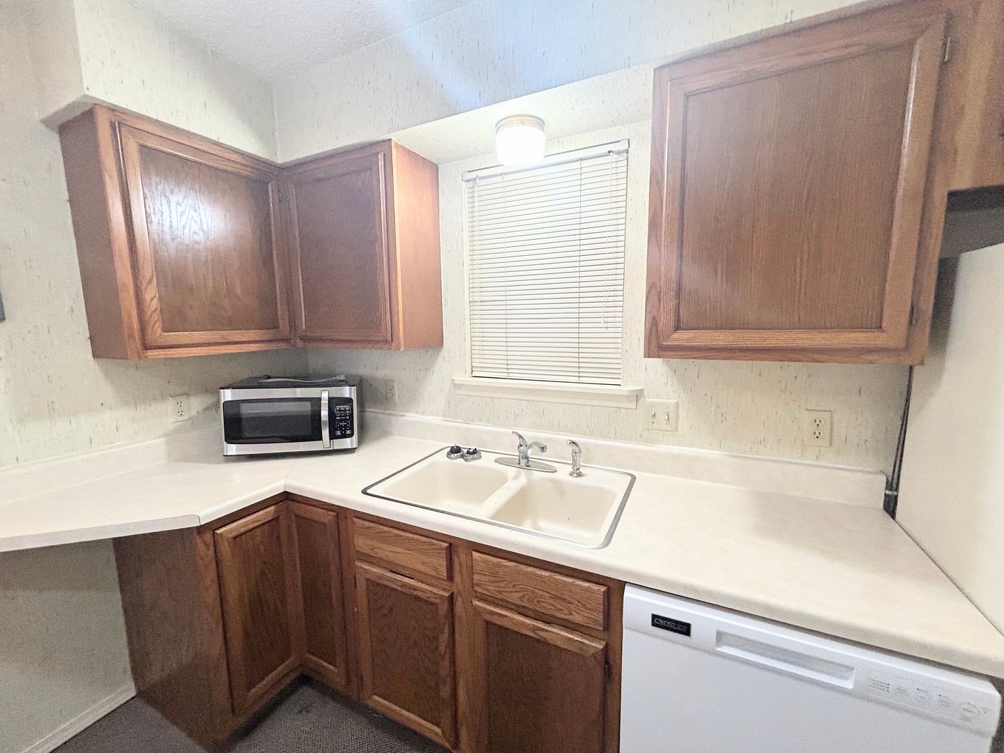 Hutchinson Apartment: 1701 E 24th Ave