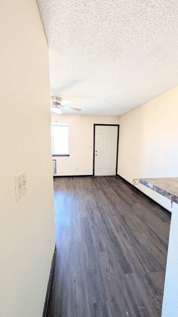 Hutchinson Apartment: 900 E 11th Ave