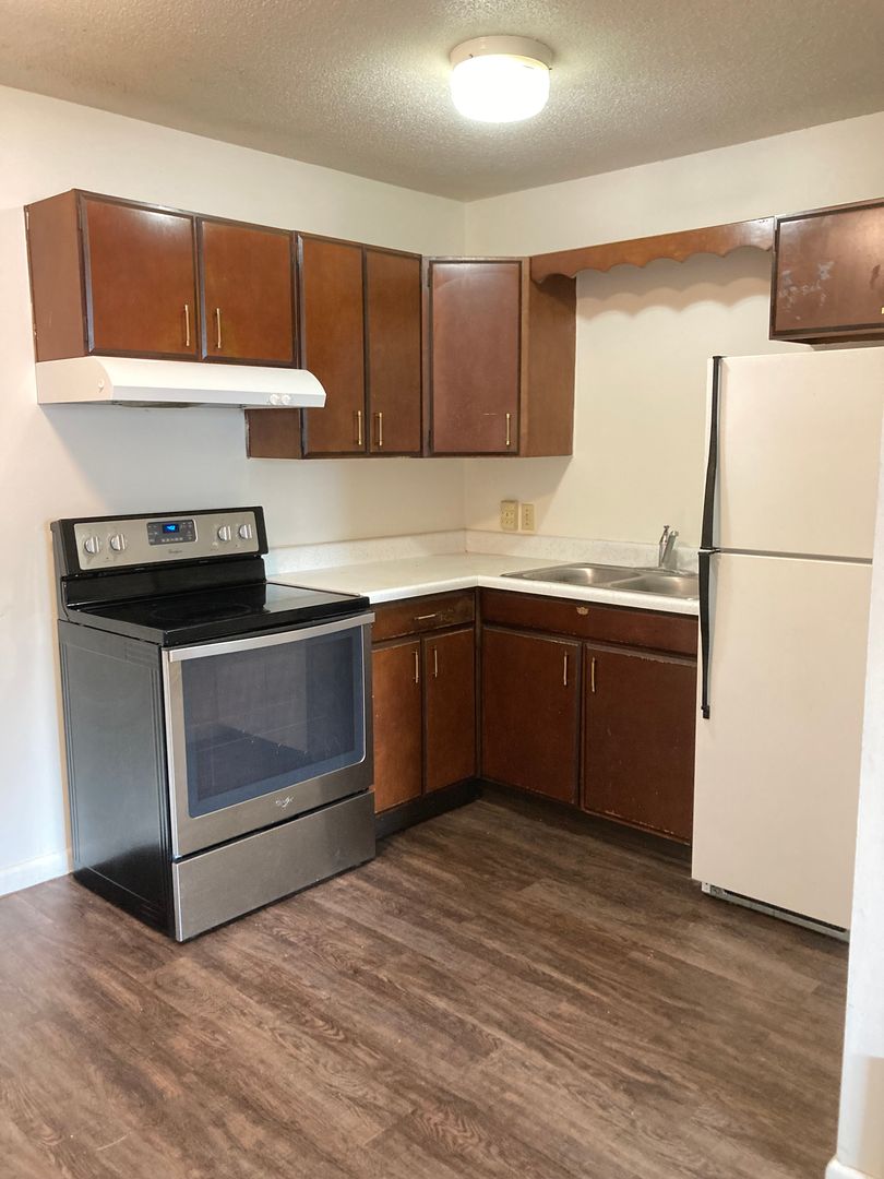 South Hutchinson Apartment: 103 E 7th Ave