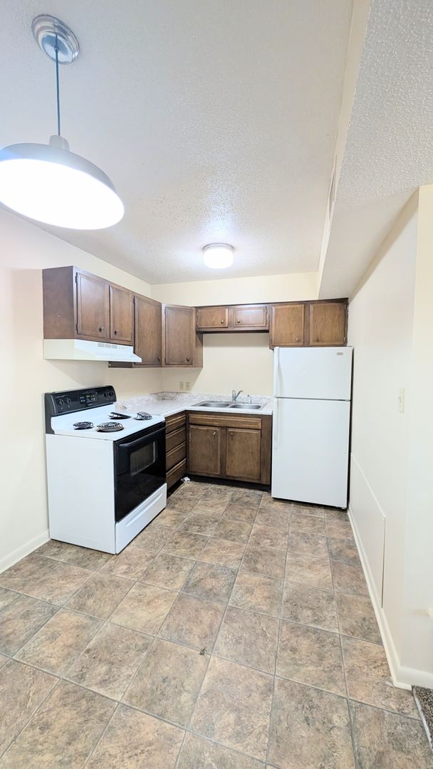 South Hutchinson Apartment: 103 E 7th Ave