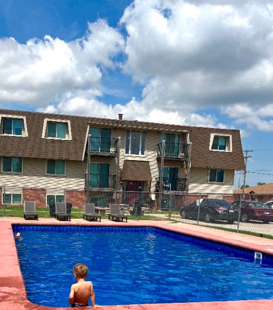 South Hutchinson Apartment: 103 E 7th Ave