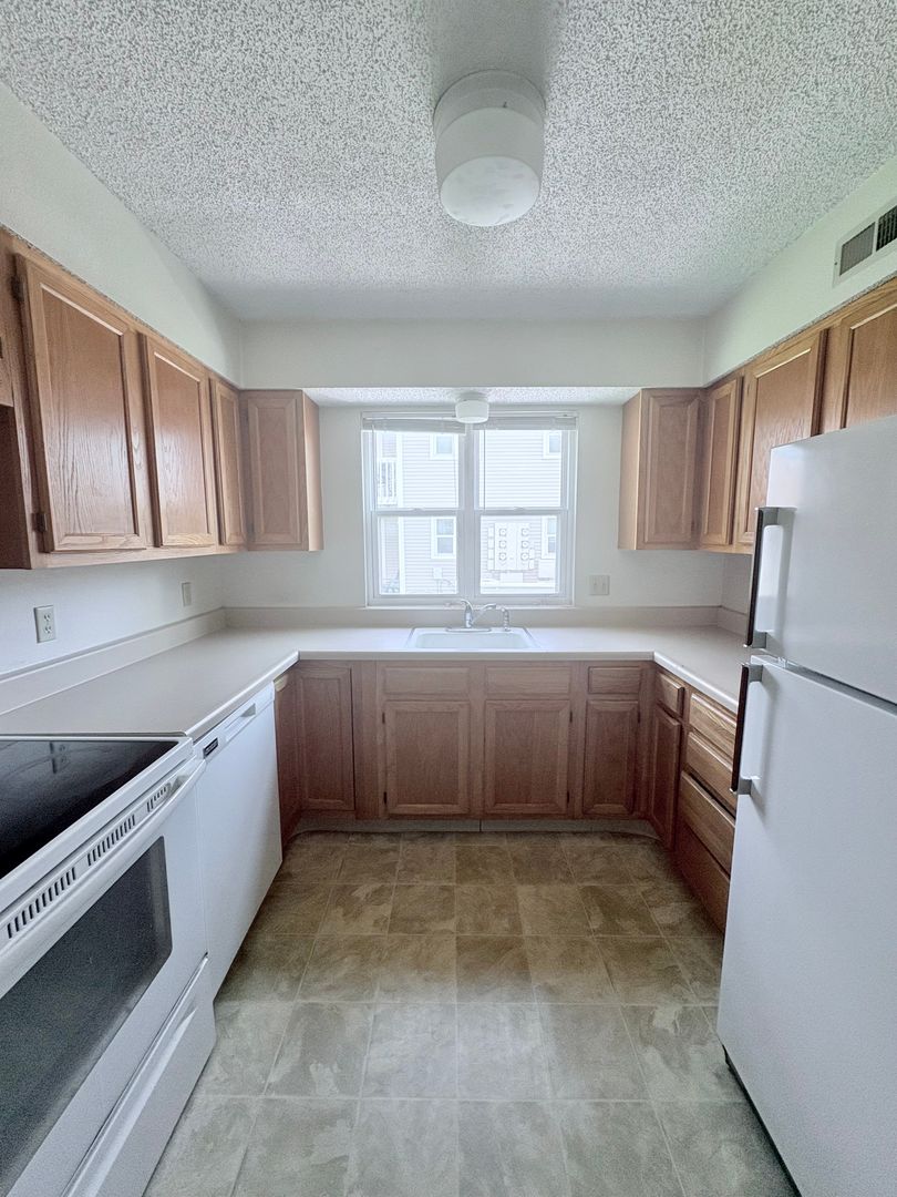 Hutchinson Apartment: 1710 E 24th Ave