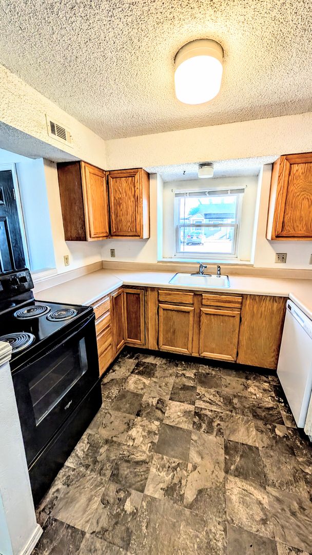 Hutchinson Apartment: 1704 E 24th Ave