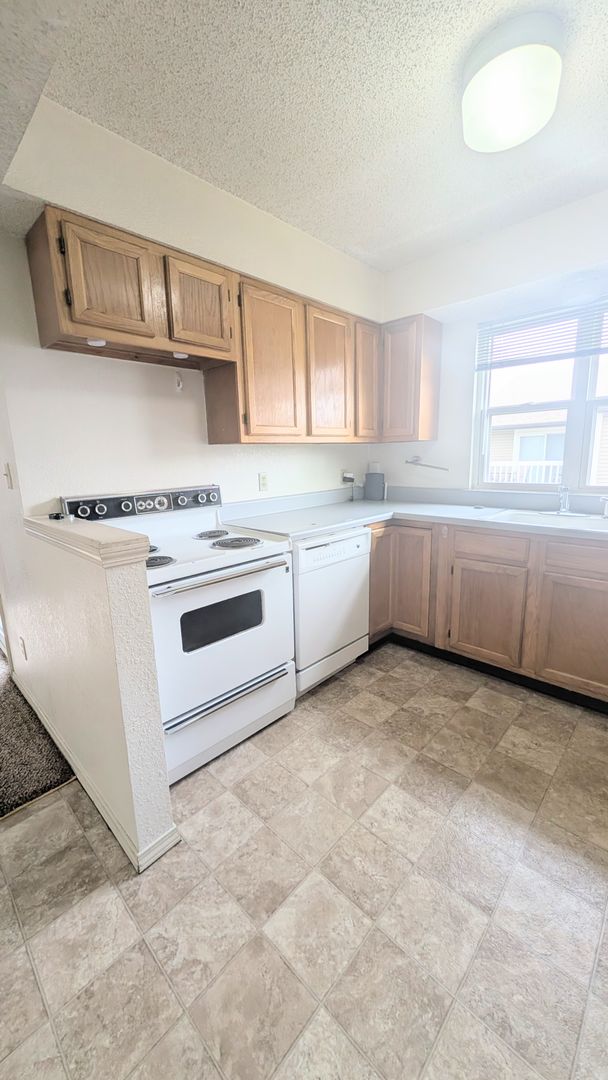 Hutchinson Apartment: 1708 E 24th Ave