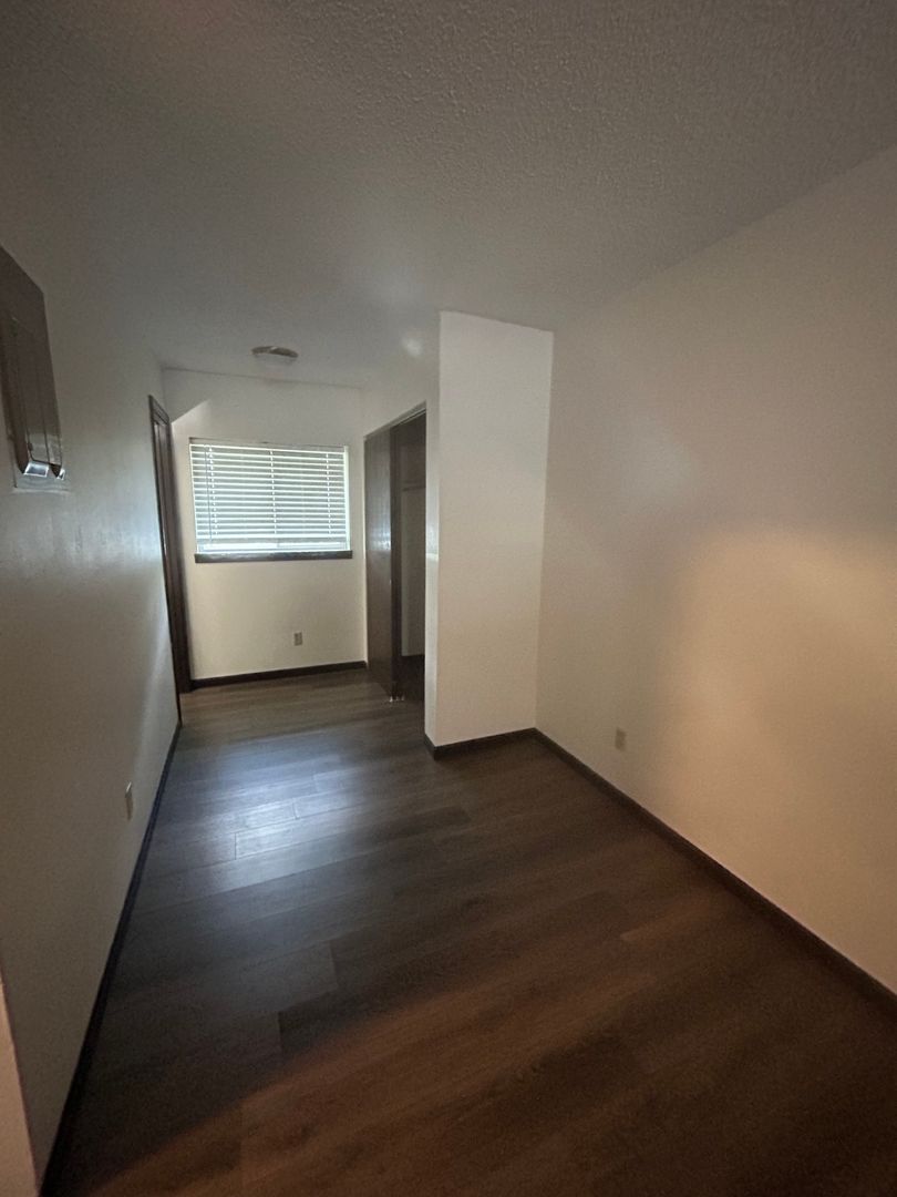 Hutchinson Apartment: 902 E 11th Ave