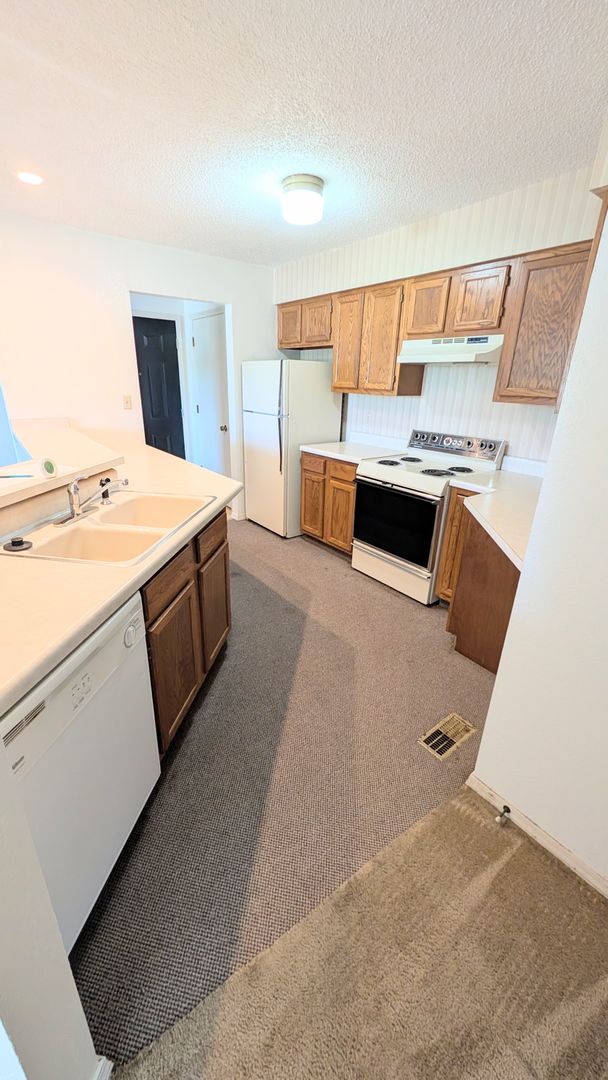 Hutchinson Apartment: 1701 E 24th Ave