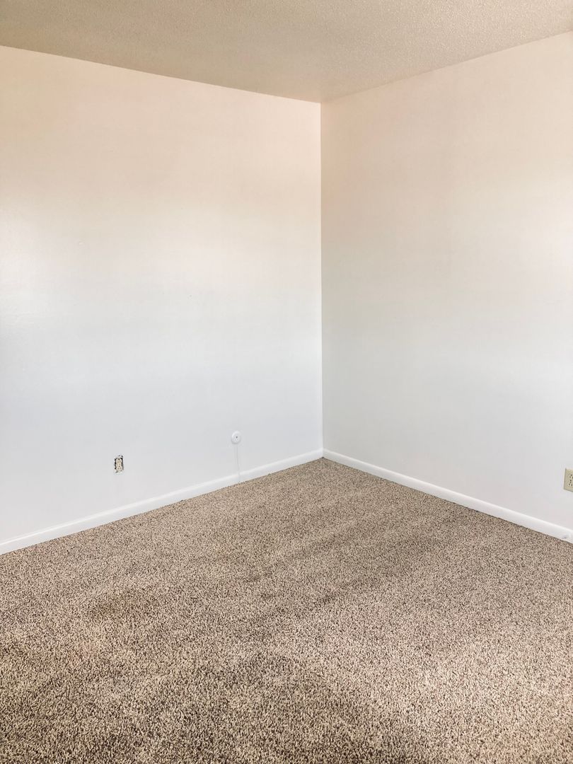 South Hutchinson Apartment: 103 E 7th Ave