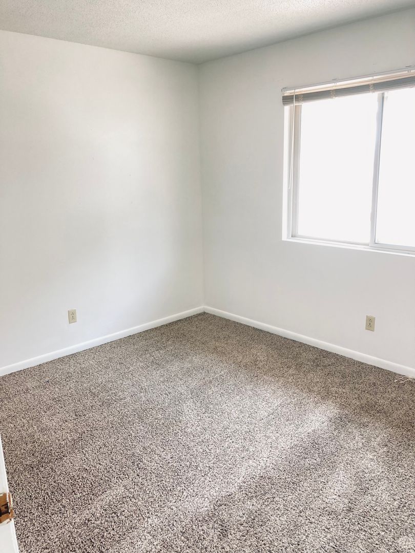 South Hutchinson Apartment: 103 E 7th Ave