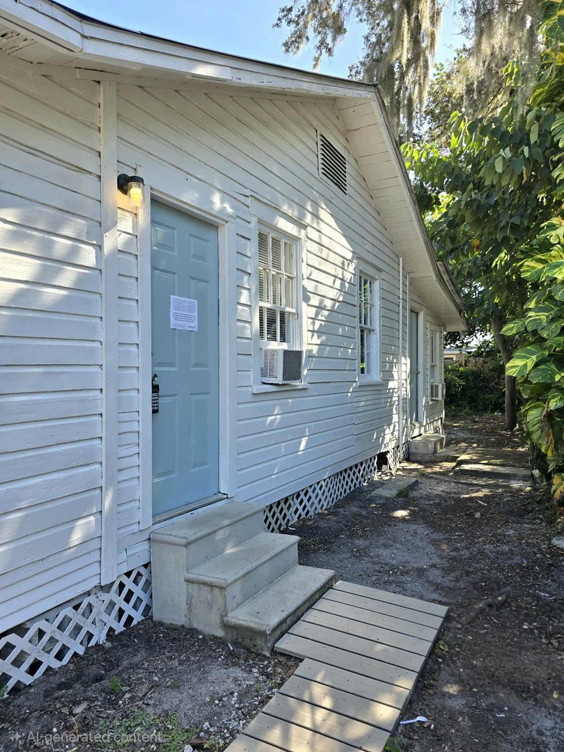 Lakeland Apartment: 2219 Everett St