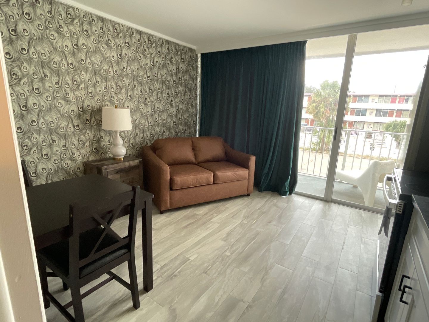 1 bedroom/1 bath furnished luxury apartment on Ocean Blvd 7 of 9