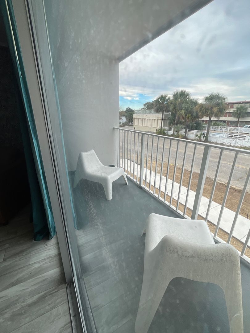 1 bedroom/1 bath furnished luxury apartment on Ocean Blvd 8 of 9