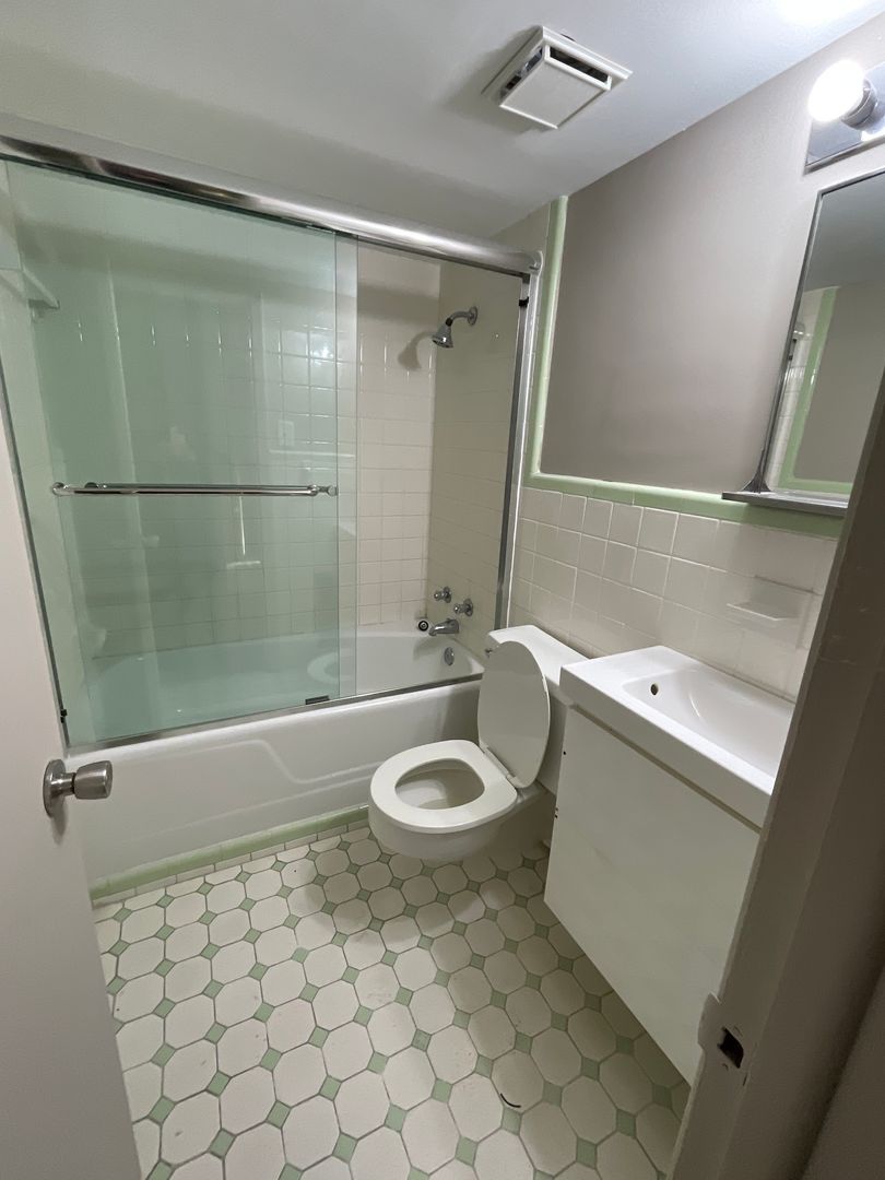 1 Bedroom furnished luxury apartment on Ocean Blvd 8 of 9