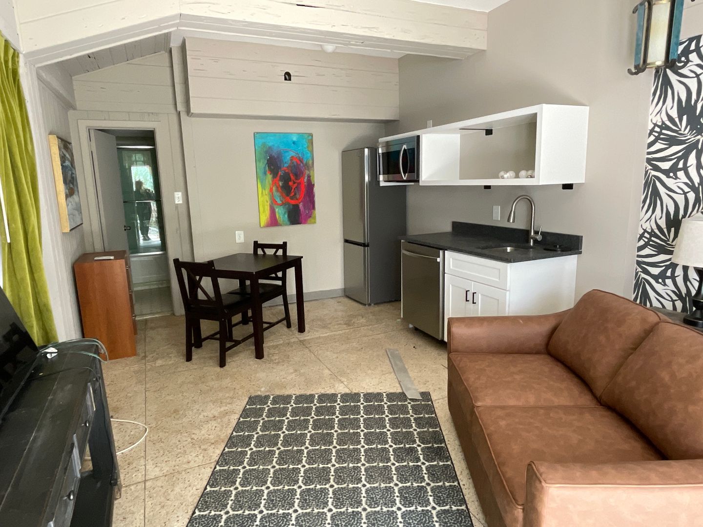 1 Bedroom furnished luxury apartment on Ocean Blvd 6 of 9