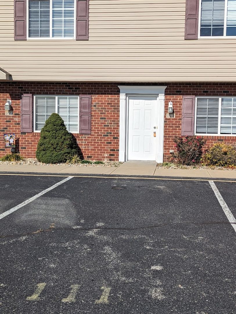 Lebanon Apartment: 111 Northtowne