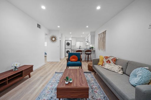 Fully Remodeled 2BR with Stunning Downtown LA Views – Move-In Special! – photo 1