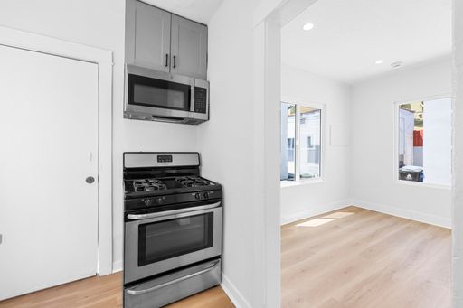 Newly Remodeled 1BR Apartment in Prime Pico-Union Location – photo 1