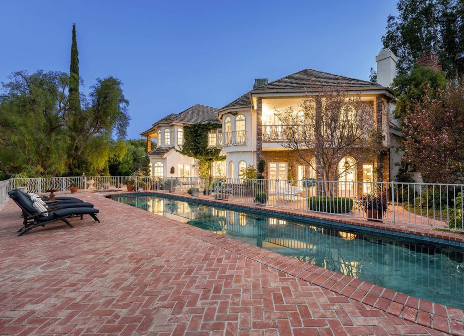 Woodland Hills House: 4548 Ellenboro Way