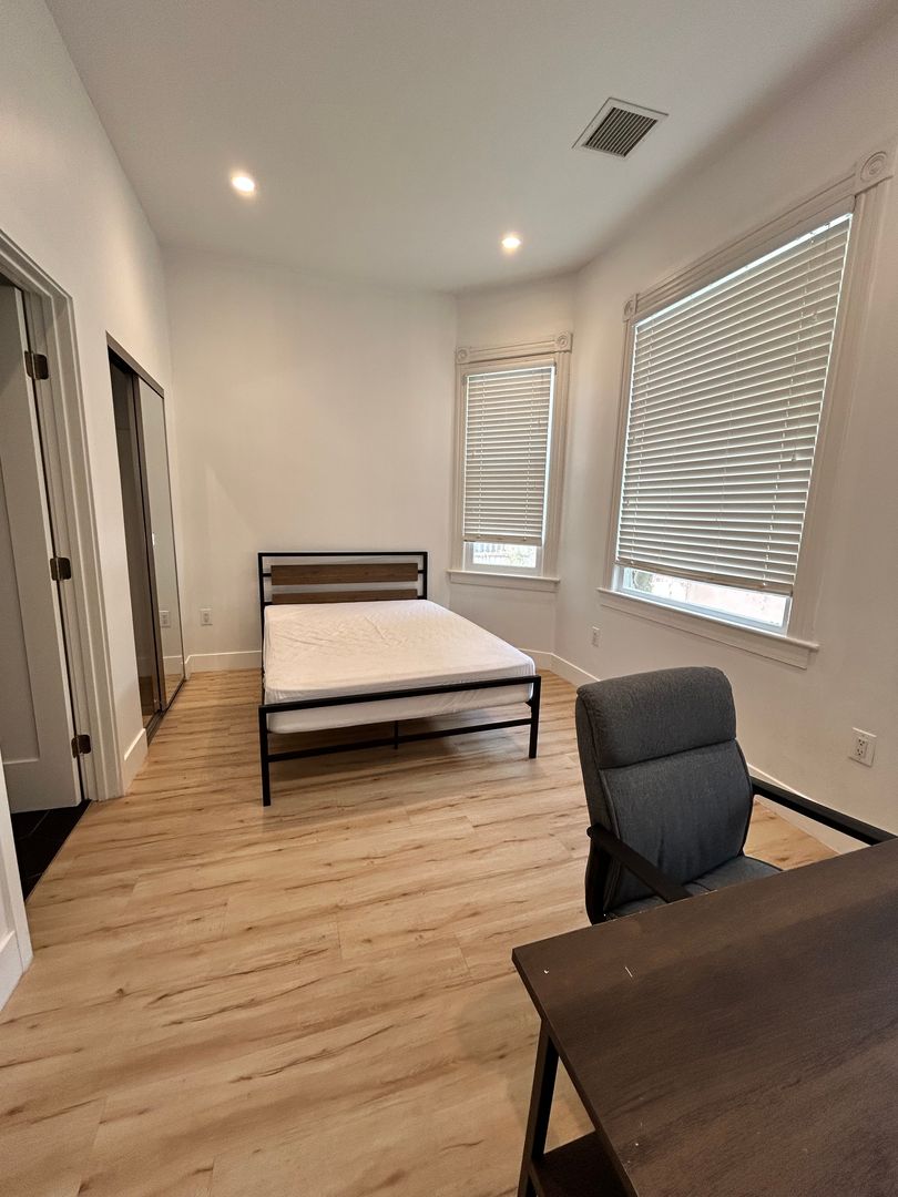 Los Angeles Apartment: 1334 W. 22nd St