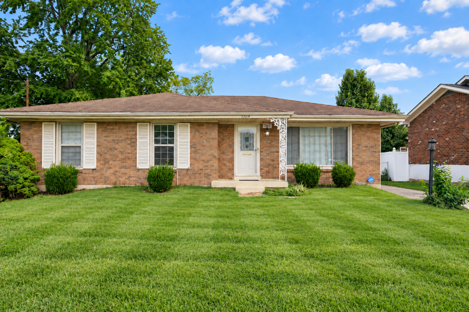 Louisville House: 7209 Lawnside Dr