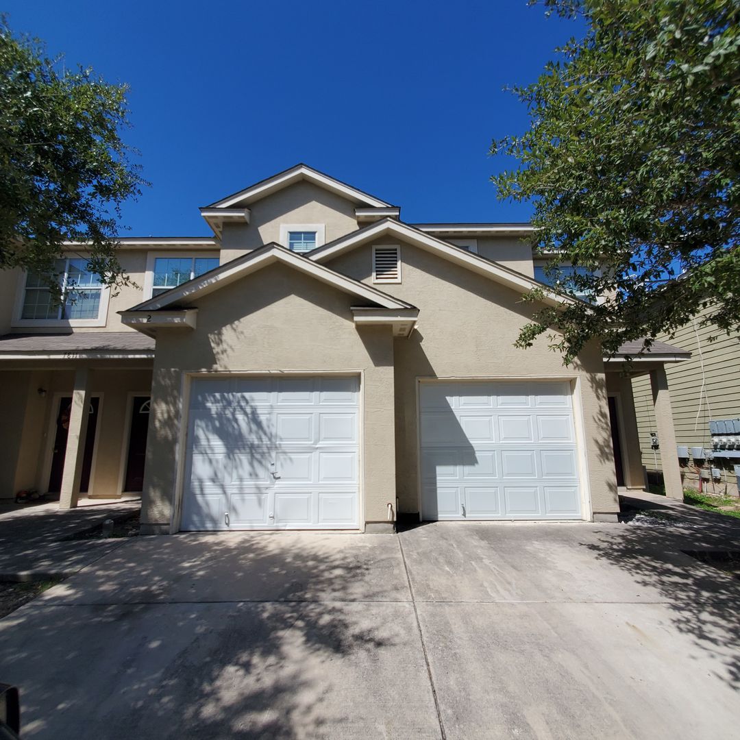 San Antonio Townhome: 7811 Kingsbury Way #2