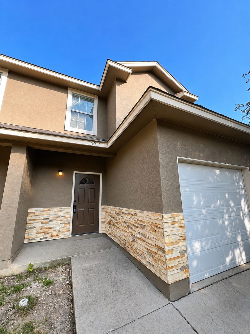 San Antonio Townhome: 5016 Flipper Dr.
