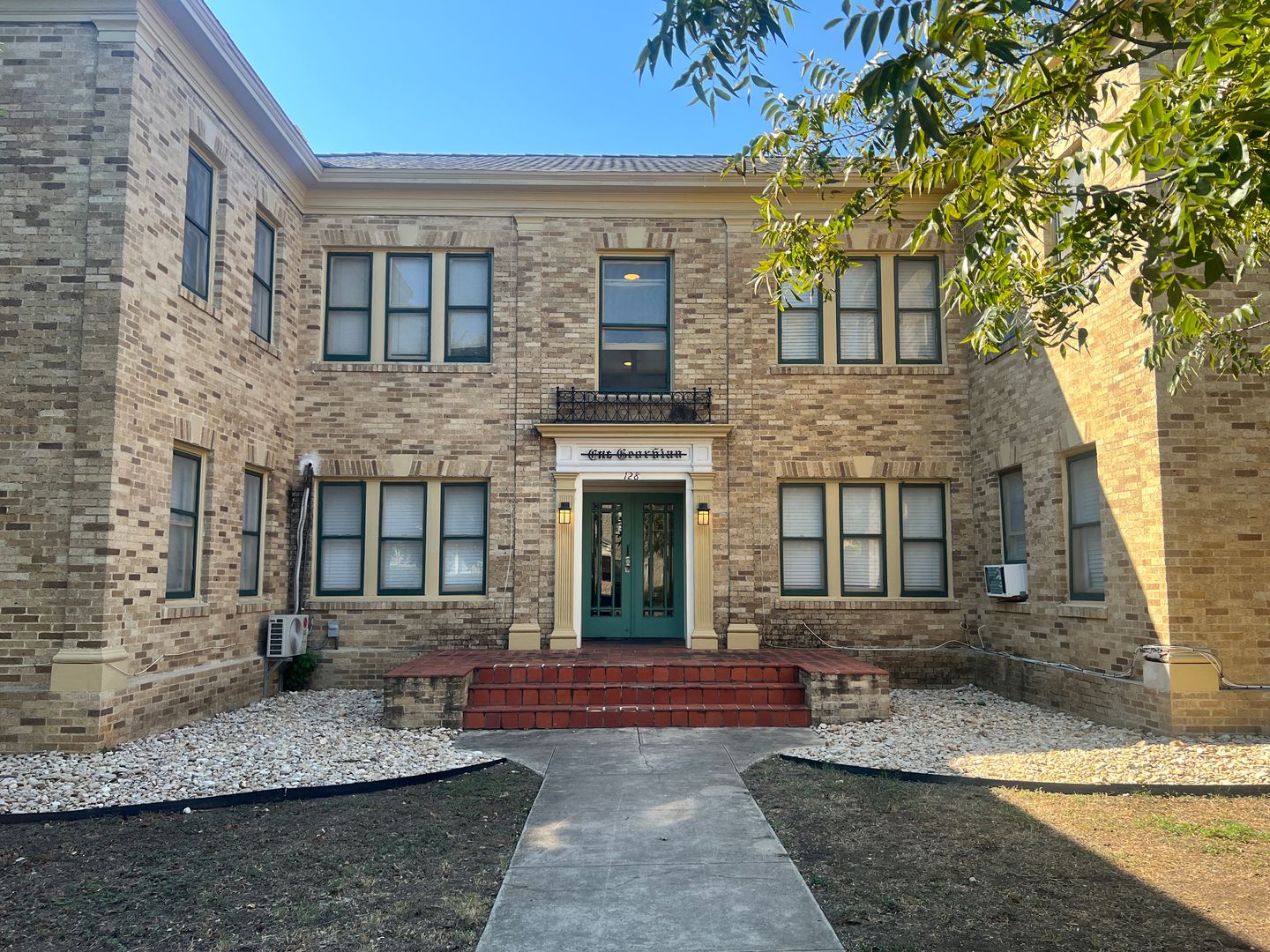 San Antonio Apartment: 128 W Magnolia Ave
