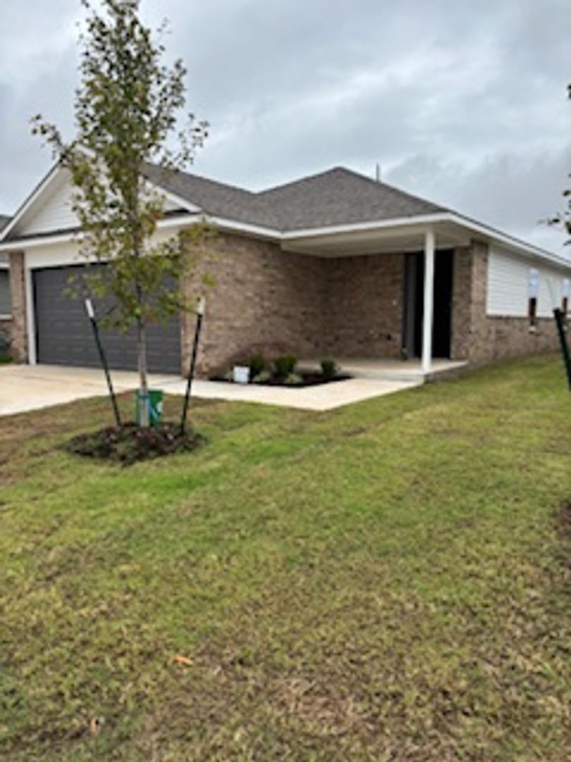 Moore House: 2200 SE 90th St